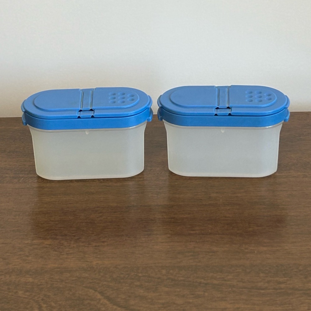 SET OF 2 TUPPERWARE BLUE MODULAR MATES SMALL SPICE SHAKERS #1843 & LIDS #1844